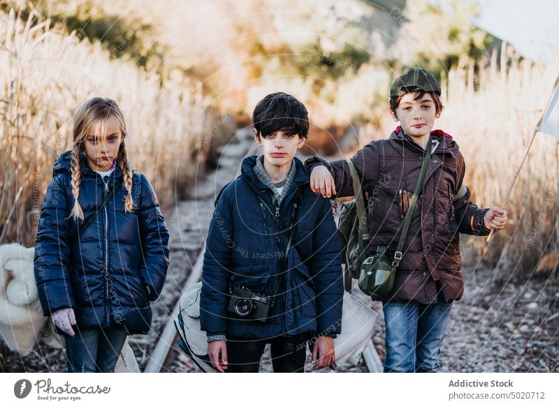 Gruppe von drei Kindern, die im Wald stehen wandern Geschwister Fundstück Camping jung Freunde Kindergruppe aufgeregt Aktivität Totholz Familie Kaukasier