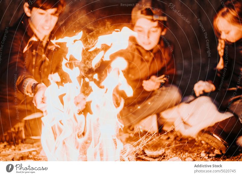 Eine Gruppe junger Freunde zeltet und macht ein Holzfeuer Feuer Camping Schönheit Mädchen Menschengruppe Licht Feiertag im Freien Lager sich[Akk] entspannen
