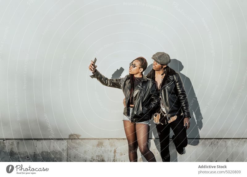 Afro-Paar beim Selbstporträt auf der Straße Mann Frauen Porträt Freunde Smartphones benutzend Großstadt Zusammensein schwarz urban modern Mobile Telefon