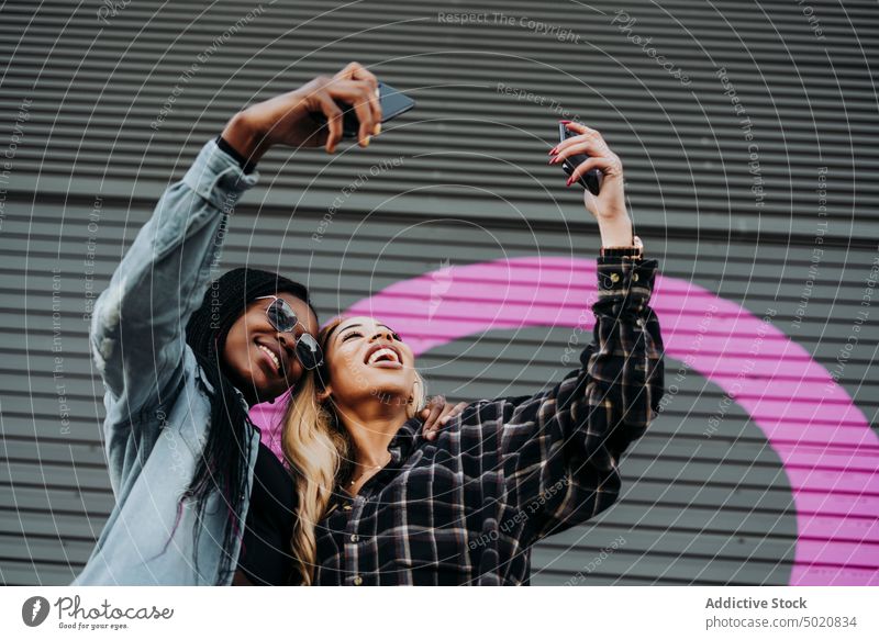 Schwarze Freunde machen ein Selbstporträt auf der Straße Frau Smartphones Porträt benutzend Großstadt Frauen Zusammensein schwarz urban modern Mobile Telefon