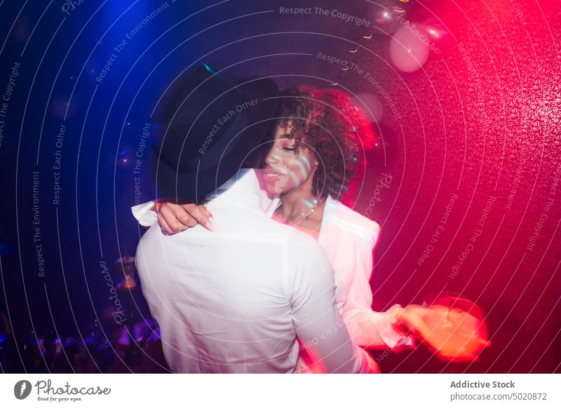 Ethnisches Paar tanzt in einem Nachtclub Tanzen Party Zusammensein Spaß farbenfroh neonfarbig leuchten Silhouette ethnisch Mann Frau Liebe Licht dunkel modern