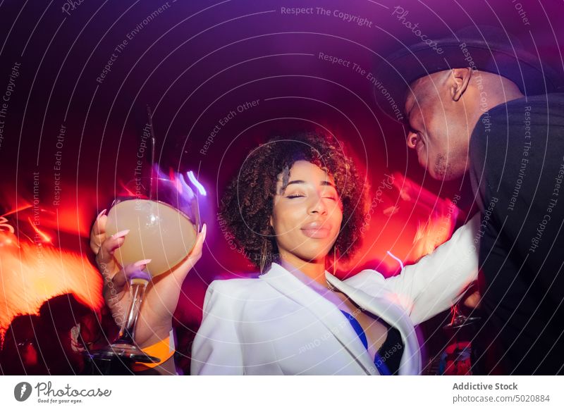 Schwarzes Paar tanzt unter buntem Licht Tanzen Spaß Party Nachtclub schreien ethnisch leuchten farbenfroh neonfarbig Mann Frau Schreien Sie schwarz