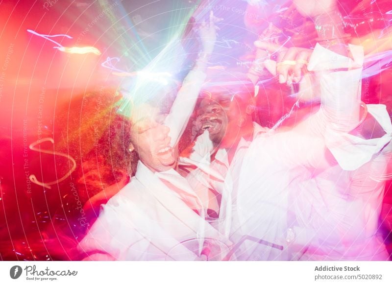 Schwarzes Paar tanzt unter buntem Licht Tanzen Spaß Party Nachtclub schreien ethnisch leuchten farbenfroh neonfarbig Mann Frau Schreien Sie schwarz