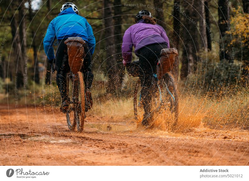 Gut ausgerüstete Menschen auf der Straße im Wald während einer Fahrradtour Abenteuer aktiv Natur Schutzhelm Radfahrer Sport Lifestyle Geschwindigkeit