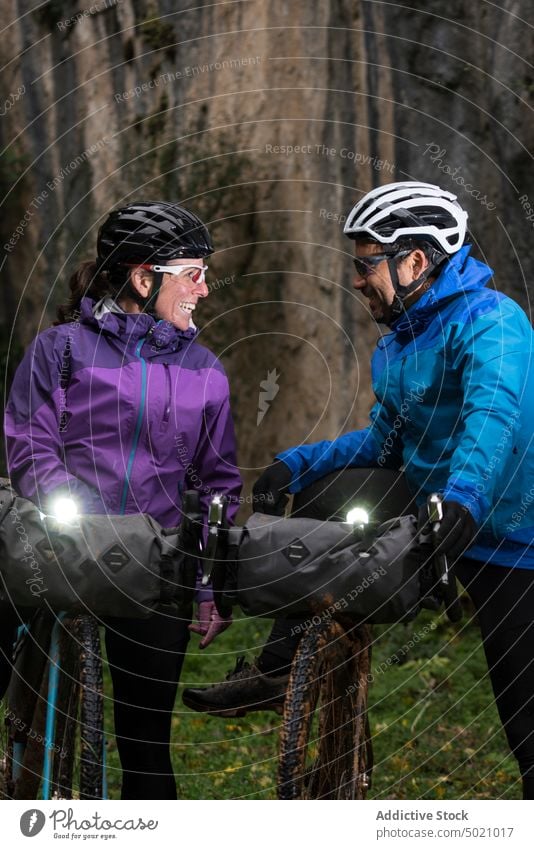 Menschen mit Fahrradbeleuchtung in Gierfeld Licht Gerät Abenteuer aktiv schützend Brille Natur Tierhaut Schutzhelm Radfahrer Sport Lifestyle Geschwindigkeit