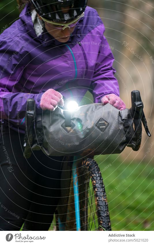 Frau mit Fahrrad-Lichtanlage im Straßenverkehr Gerät Abenteuer aktiv schützend Brille Natur Tierhaut Schutzhelm Radfahrer Sport Lifestyle Geschwindigkeit