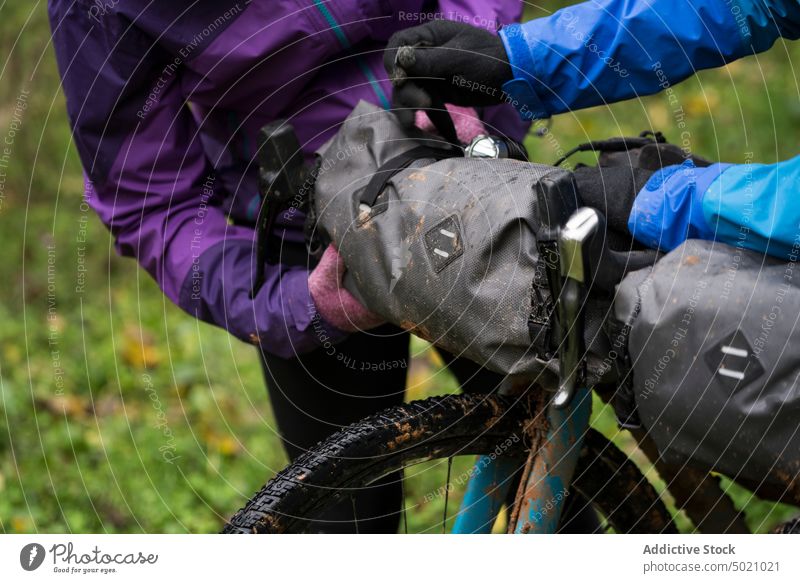 Menschen befestigen Rucksack auf Fahrrad in gierigen Ort Gerät Abenteuer aktiv schützend Brille Natur Tierhaut Schutzhelm Radfahrer Sport Lifestyle