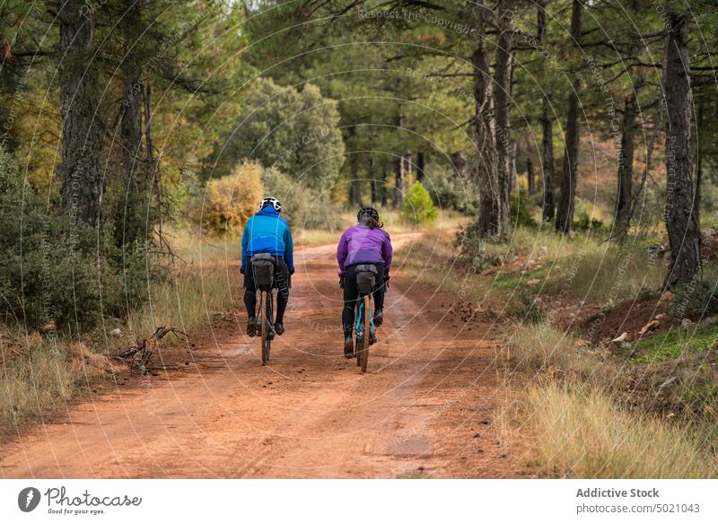 Gut ausgerüstete Menschen auf der Straße im Wald während einer Fahrradtour Abenteuer aktiv Natur Schutzhelm Radfahrer Sport Lifestyle Geschwindigkeit