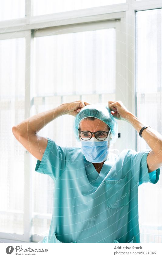 Erwachsener Chirurg mit Hut und Maske Krankenhaus Mann Einstellung Mundschutz bürstet medizinisch Arzt professionell Gesundheitswesen Uniform Klinik Spezialist