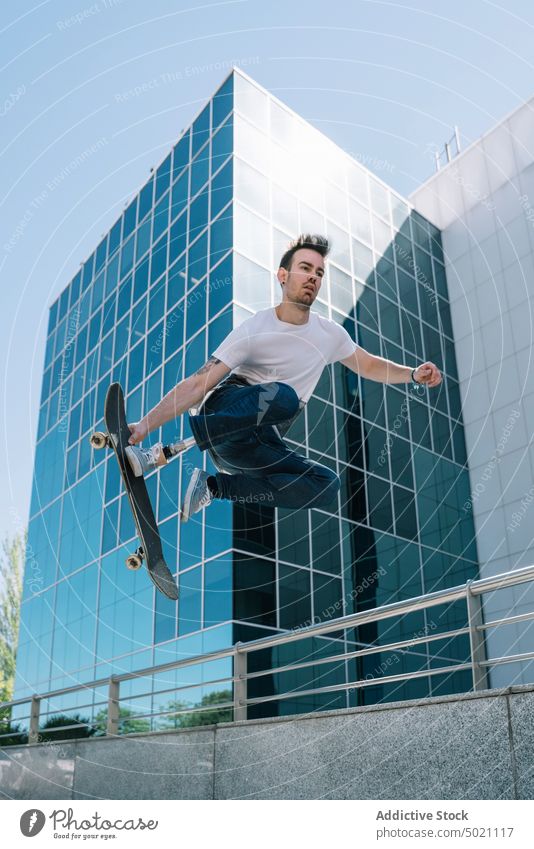 Skater mit Beinprothese springt auf der Straße Mann Skateboard springend Motivation Prothesen künstlich Trick Tatkraft Herausforderung Gebäude Großstadt Glied