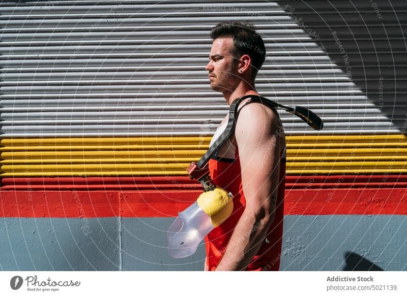 Sportler, der eine Beinprothese auf der Schulter trägt Mann Prothesen Tatkraft Training künstlich ernst bereit üben Aktivität Amputierte Straße Großstadt Wand