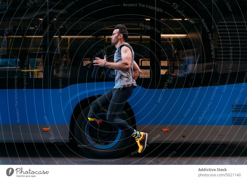 Sportler mit Beinprothese läuft gegen Bus Mann laufen Prothesen künstlich Training Straße stark Großstadt männlich Tatkraft Aktivität anstrengen Glied