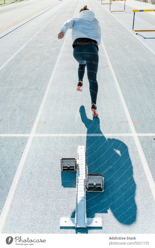 Anonyme Sprinterin beginnt zu laufen Sportlerin Startblöcke Stadion Training schnell passen Frau Fitness Gesundheit Athlet Übung Leichtathletik Sportbekleidung