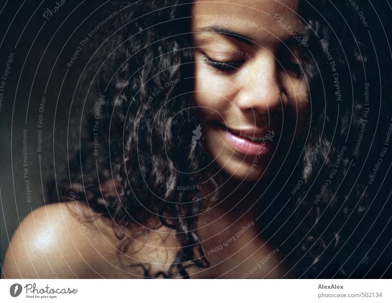 Junge Frau mit dunklen Locken - nahes Portrait Jugendliche Haare & Frisuren Gesicht Lippen Schulter 18-30 Jahre Erwachsene schwarzhaarig brünett langhaarig