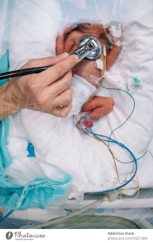 Arzt hört mit Stethoskop neugeborenes Baby ab hören Brutkasten medizinisch Krankenhaus Behandlung überwachen Pflege Kind unschuldig Gesundheitswesen mit Bedacht