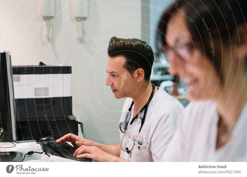 Arzt arbeitet am Computer arbeiten Krankenhaus Gerät medizinisch digital modern Behandlung Gesundheitswesen Mann Kur Technik & Technologie Pflege Krankenpfleger