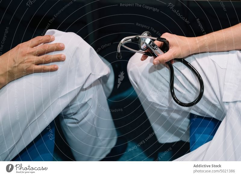 Ein Haufen unerkennbarer Ärzte ruht sich aus Arzt Stethoskop aussruhen Pause Krankenhaus medizinisch sich[Akk] entspannen Behandlung Erholung Gesundheitswesen