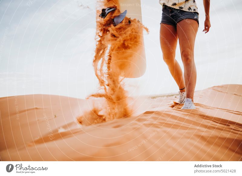 Junge Frau auf Sand stehend, bereit zum Sandboarding bedeckt Sport extrem wüst Lifestyle Freizeit Spaß Urlaub reisen Feiertag Tourismus trocknen Düne Genuss