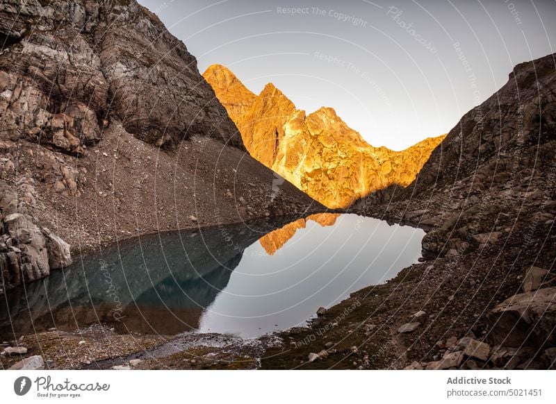 Bergsee mit spiegelnder Oberfläche Berge u. Gebirge See Felsen Reflexion & Spiegelung Landschaft Natur Hochland wild rau Wasser Ambitus Kamm majestätisch