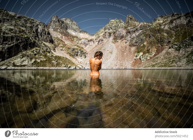 Frau beim Baden im Bergsee See Berge u. Gebirge Wasser Natur Landschaft Anmut Schönheit roc