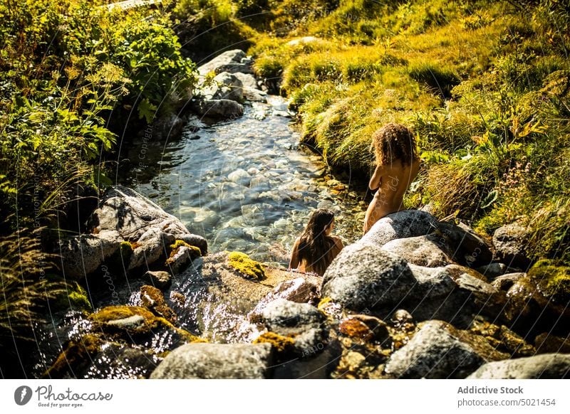 Frauen beim Baden im Bergfluss Fluss Berge u. Gebirge Sommer Natur strömen Reisender Landschaft grün Wasser Stein Felsen Tourismus Umwelt reisen