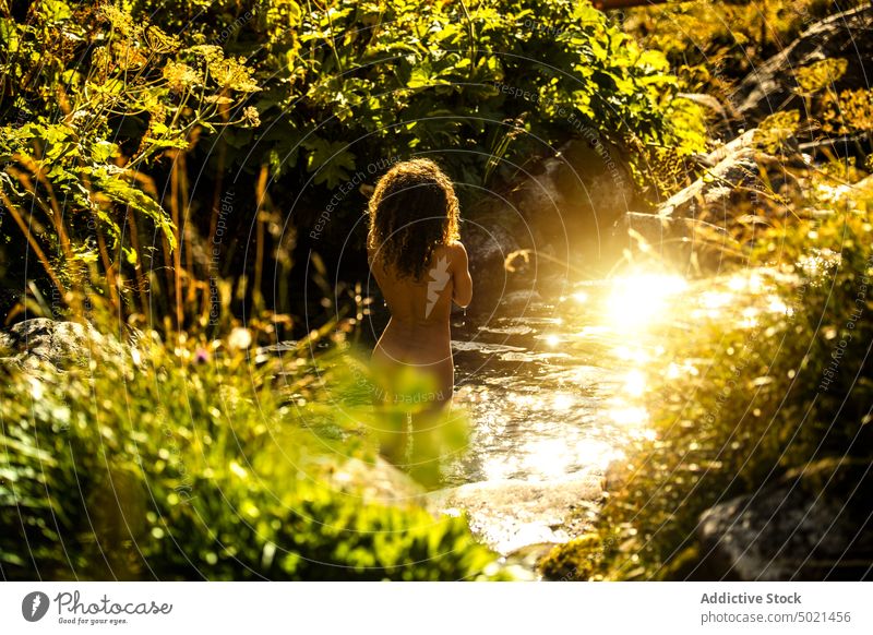 Frau badet in einem Bergfluss Fluss Berge u. Gebirge Bad Sommer Natur strömen Reisender Landschaft grün Wasser Stein Felsen Tourismus Umwelt reisen