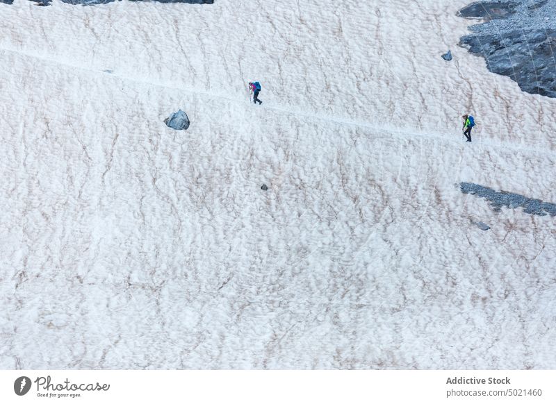 Bergsteiger beim Wandern auf einem Gletscher im Gebirge Spaziergang Berge u. Gebirge erkunden Zusammensein Weg Berghang na