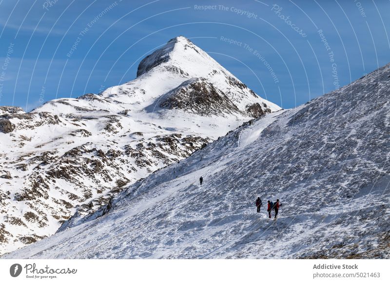 Reisende mit Trekkingstöcken beim Erkunden verschneiter Berge Reisender Berge u. Gebirge Schnee Wanderung rau Felsen Natur Abenteuer Entdecker Bergsteiger