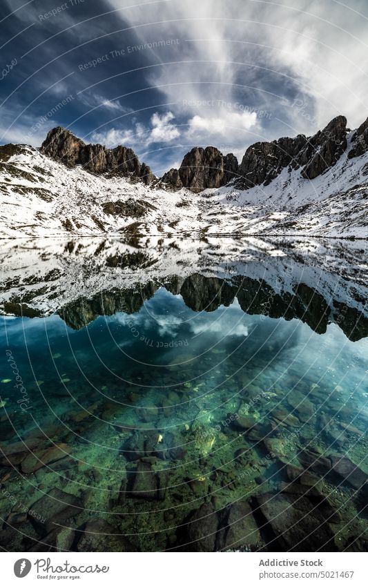 Verschneite Berge und kristallklare Seenlandschaft Berge u. Gebirge Felsen Schnee Reflexion & Spiegelung Landschaft Natur Gipfel kalt de