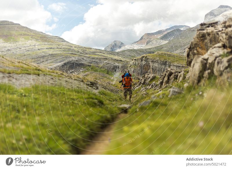 Mann Tourist auf grasbewachsenem Weg in den Bergen Spaziergang Berge u. Gebirge Tal erkunden Natur Landschaft Kamm Hochland Pyrenäen männlich Ambitus malerisch