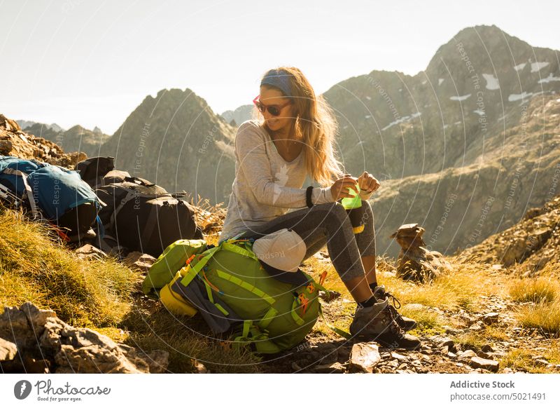 Wanderin mit Wasser, die sich in den Bergen ausruht Frau Wanderer ruhen Berge u. Gebirge Lächeln Pause Rucksack sonnig tagsüber Pyrenäen sich[Akk] entspannen