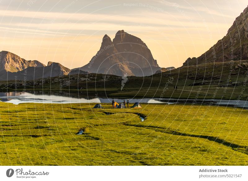 Reisende ruhen sich auf einem Campingplatz in der Nähe eines Bergsees aus reisen Lager See Berge u. Gebirge Sonnenuntergang Zelt Freund Natur Sommer