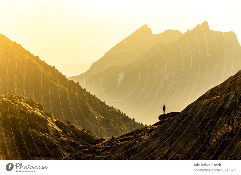 Anonyme Frau bewundert das Hochland von einem Aussichtspunkt aus Berge u. Gebirge bewundern Morgen Natur Klippe Reisender Landschaft Pyrenäen Saum Felsen