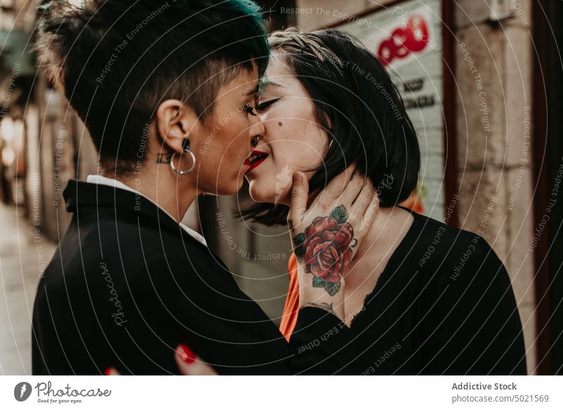 Junge stilvolle Damen küssen auf der Straße lesbisch Paar Küssen Piercing stylisch Tattoo Liebe jung romantisch Partnerschaft Frau Erwachsener Freundin