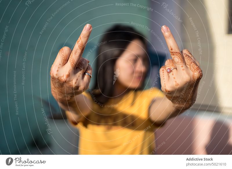 Asiatische Frau zeigt Mittelfinger mit Mehndi unverschämt ficken mehndi gestikulieren Straße urban Großstadt zeigen ethnisch asiatisch Indien Kunst kreativ