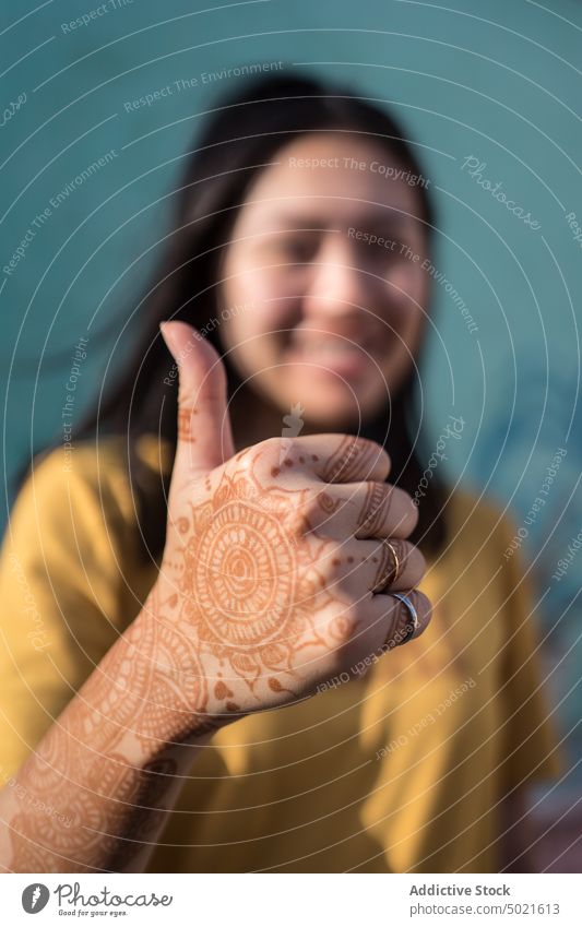 Zufriedene Frau mit Mehndi-Händen, die den Daumen nach oben zeigen mehndi Daumen hoch gestikulieren Henna kreativ Zeichen Inhalt asiatisch ethnisch Indien Kunst