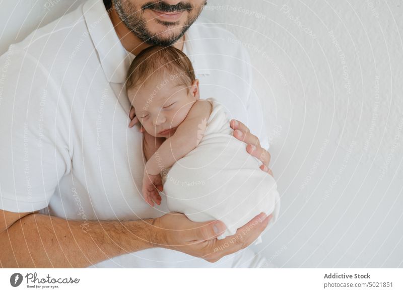 Vater mit Baby zu Hause heimwärts ruhen Liebe Angebot Kinderbetreuung schlafen Säugling Wand Mann hispanisch Erwachsener sich[Akk] entspannen niedlich