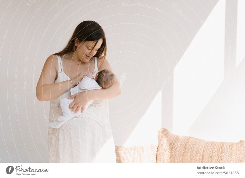 Mutter mit Baby auf dem Arm Umarmung schlafen Liebe Kinderbetreuung führen Angebot Windstille Zuneigung Frau Presse Truhe Zusammensein Umarmen friedlich sanft