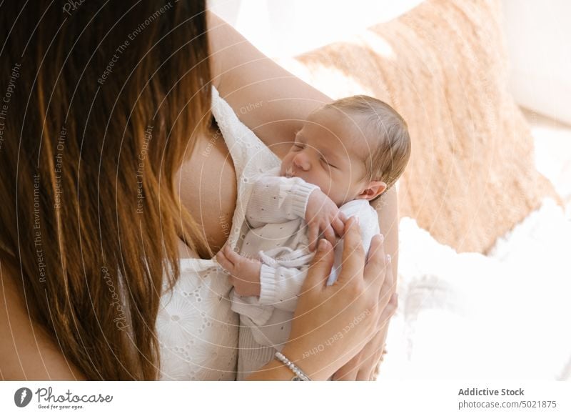 Mutter mit Baby auf dem Arm Umarmung schlafen Liebe Kinderbetreuung führen Angebot Windstille Zuneigung Frau Presse Truhe Zusammensein Umarmen sanft