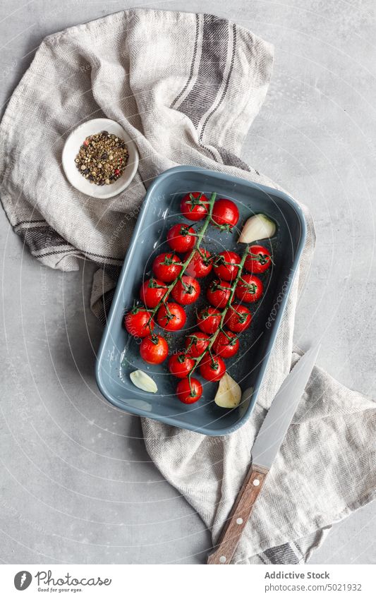Tomaten und Knoblauch in der Backform Pesto Pfanne Koch Serviette Messer Paprika Küche Tisch rustikal Lebensmittel Bestandteil Gemüse frisch vorbereiten
