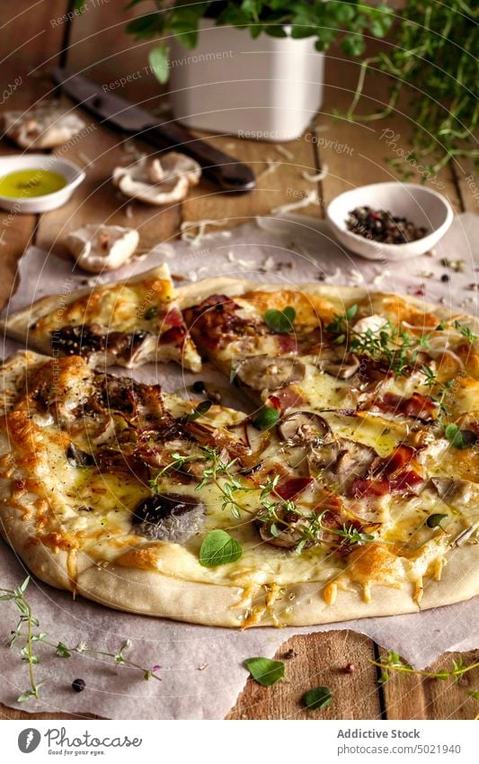 leckere Pizza mit Basilikum und Tomatensauce auf einem Holztisch in der Küche geschmackvoll Pilz Lebensmittel Tisch frisch Mittagessen kulinarisch Bestandteil