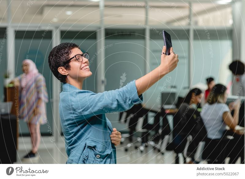 Glückliche hispanische Frau macht Selfie im Büro Smartphone heiter Apparatur Lächeln Unternehmer benutzend Gerät Stil ethnisch Mobile modern Costa Rica amerika