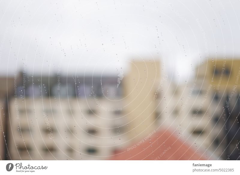 Regenwetter Tropfen Regentropfen Fensterscheibe trist tristesse Grau in Grau schlechtes nasser unschärfe urban Stadtleben Aussicht Dächer Klotz wohnblock nässe