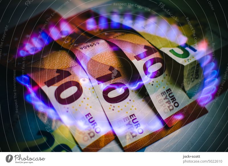 seltsam | Kosten für Gas steigt um ein Vielfaches Flamme Gasflamme Geld Geldscheine Euro verbrennen Bargeld Energie Energiequelle Finanzen Energieverbrauch