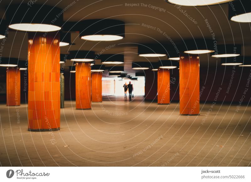 den Untergrund durchqueren zum Tageslicht Orange Unterführung Architektur Tunnelblick Symmetrie Wege & Pfade Durchgang Silhouette Fußgänger unterirdisch