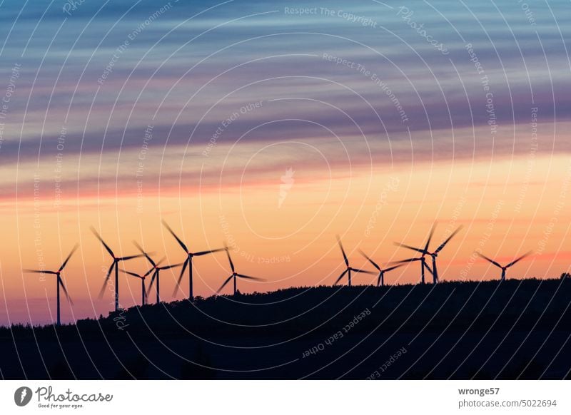 Windkraftanlagen  am Rande eines Braunkohletagebaues Abendrot Windrad Tagebau Cottbus Nord Dämmerung Erneuerbare Energie Windstrom Energiewirtschaft
