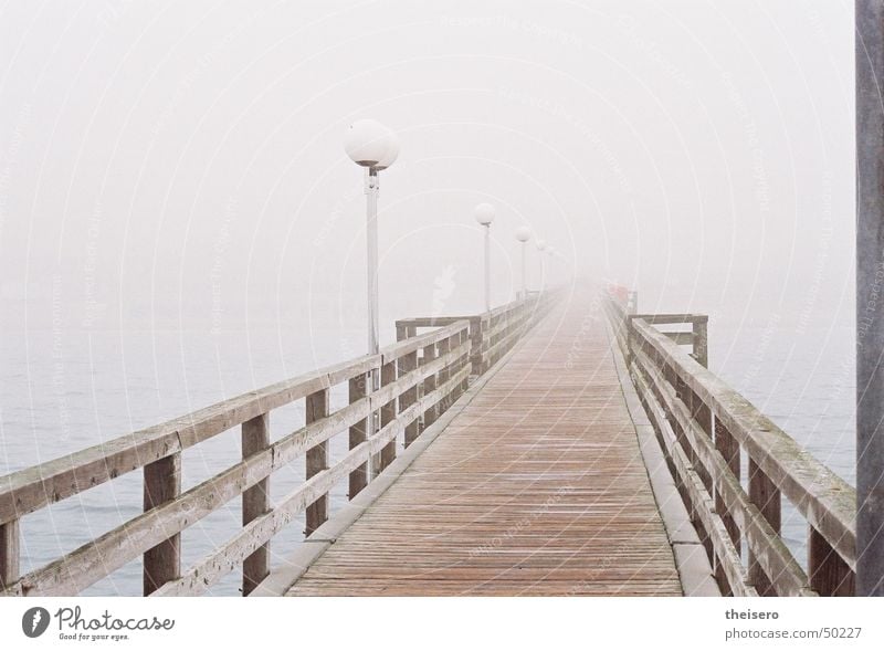 wege ins nichts Meer Wasser Nebel Küste Ostsee Brücke Holz dunkel trist grau Einsamkeit leer Gedeckte Farben Außenaufnahme Menschenleer Tag Starke Tiefenschärfe