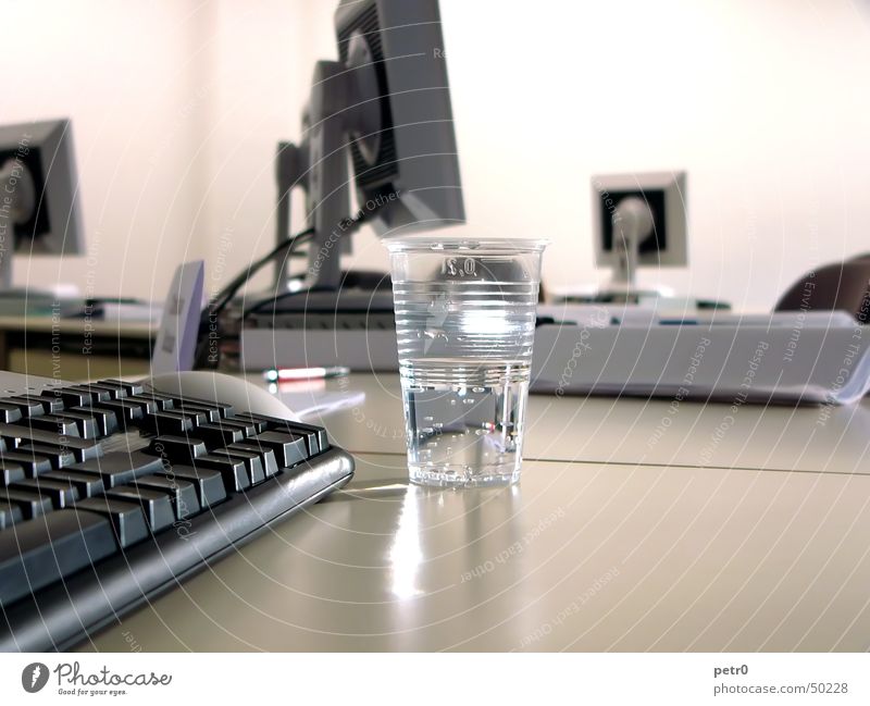 Seminar 01 Tisch Bildschirm Dünnschichttransistor Becher Plastikbecher Licht hell Papier Wasser flatscreen Raum tiefenunschärfe Tastatur
