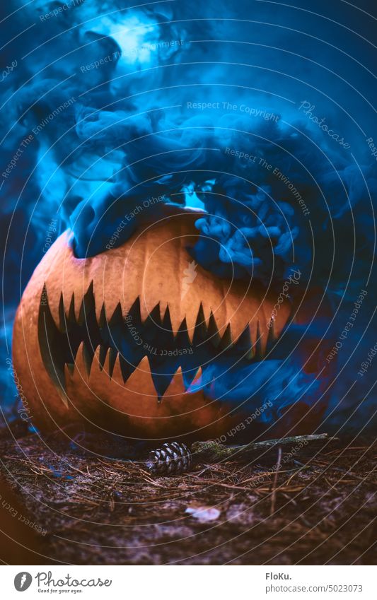 Halloween Kürbis mit blauem Rauch unheimlich scary spooky spukhaft gruselig Angst Herbst Nacht orange dunkel Dekoration & Verzierung geheimnisvoll