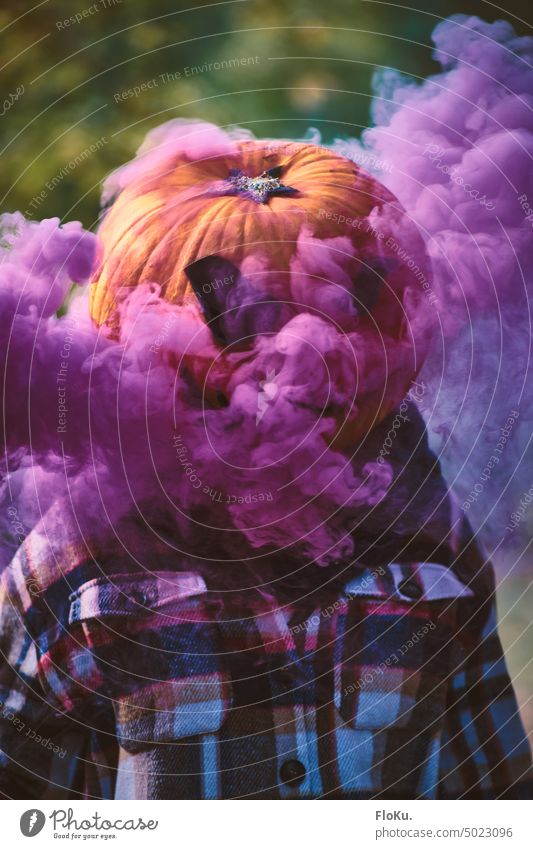 Vernebelte Person mit Halloween Maske Kürbis unheimlich scary spooky spukhaft gruselig Angst Herbst Nacht orange dunkel Dekoration & Verzierung geheimnisvoll